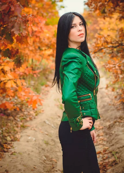 Chica Pelo Negro Vestida Con Una Chaqueta Cuero Verde Estilo —  Fotos de Stock