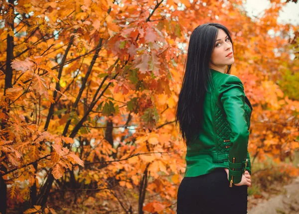 黑头发的女孩 穿着绿色的皮夹克 随意的风格 在一个愉快的地方休息 是一种和平与和谐的感觉 美丽在每一天和每一刻 — 图库照片