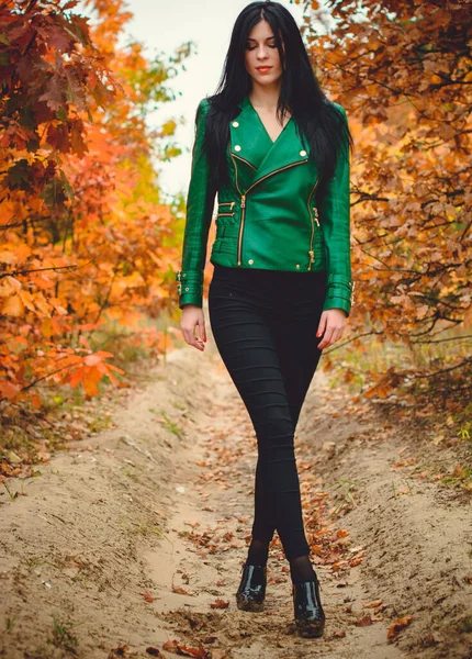 Fille Aux Cheveux Noirs Vêtue Une Veste Cuir Vert Style — Photo