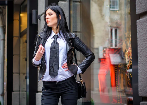 ヨーロッパの街の街でショッピングビジネス女性 ファッショナブルな服を着て朝のスーツの女性 販売とショッピングの概念 — ストック写真