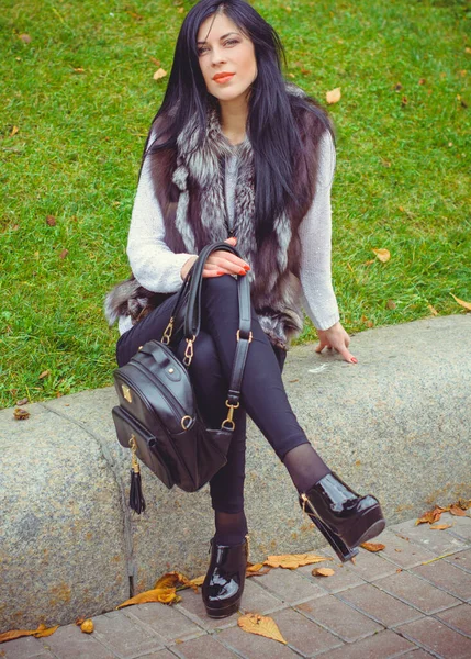 Avrupa sokaklarında bir şehirde alışveriş yapan bir iş kadını. Sabah takım elbiseli bayan şık kıyafetler giyiyor, satış ve alışveriş konsepti, açık havada..