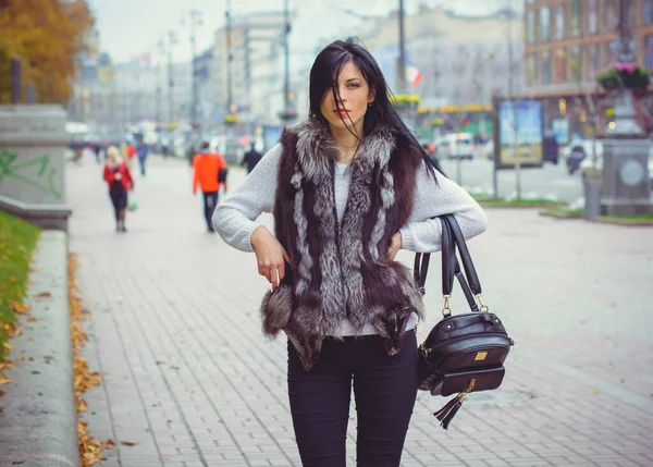 유럽의 거리에서 사업을 여자를 있습니다 유행하는 물건을 쇼핑하는 야외에서의 — 스톡 사진