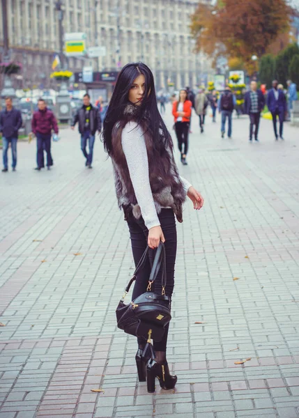Avrupa Sokaklarında Bir Şehirde Alışveriş Yapan Bir Kadını Sabah Takım — Stok fotoğraf