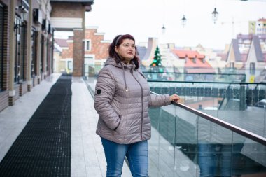 Noel, kış tatili konsepti. Güzel, büyük beden bir kadın yürüyor. Kadınlar için sevgi ve barış, olgun kadınların psikolojisi ve yaşam tarzı