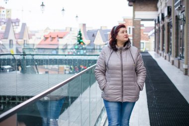 Noel, kış tatili konsepti. Güzel, büyük beden bir kadın yürüyor. Kadınlar için sevgi ve barış, olgun kadınların psikolojisi ve yaşam tarzı