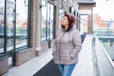 Noel, kış tatili konsepti. Güzel, büyük beden bir kadın yürüyor. Kadınlar için sevgi ve barış, olgun kadınların psikolojisi ve yaşam tarzı