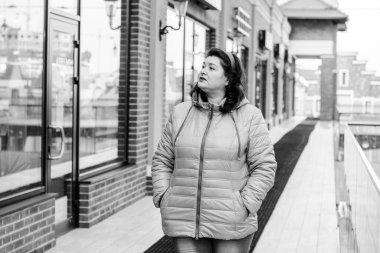 Noel, kış tatili konsepti. Güzel, büyük beden bir kadın yürüyor. Kadınlar için sevgi ve barış, olgun kadınların psikolojisi ve yaşam tarzı