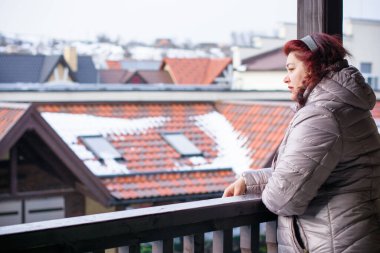 Noel, kış tatili konsepti. Güzel, büyük beden bir kadın yürüyor. Kadınlar için sevgi ve barış, olgun kadınların psikolojisi ve yaşam tarzı