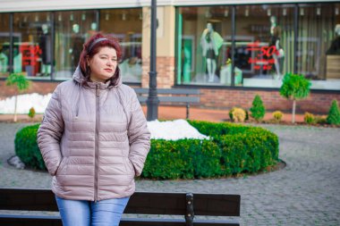 Noel, kış tatili konsepti. Güzel, büyük beden bir kadın yürüyor. Kadınlar için sevgi ve barış, olgun kadınların psikolojisi ve yaşam tarzı