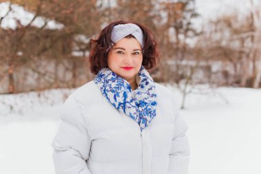 Noel, kış tatili konsepti. Güzel, büyük beden bir kadın yürüyor. Kadınlar için sevgi ve barış, olgun kadınların psikolojisi ve yaşam tarzı