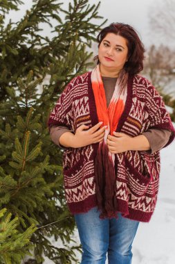 Noel, kış tatili konsepti. Güzel, büyük beden bir kadın yürüyor. Kadınlar için sevgi ve barış, olgun kadınların psikolojisi ve yaşam tarzı