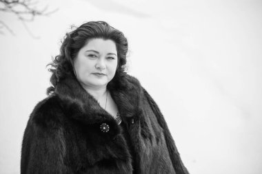 Noel, kış tatili konsepti. Güzel, büyük beden bir kadın yürüyor. Kadınlar için sevgi ve barış, olgun kadınların psikolojisi ve yaşam tarzı