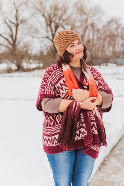 Natal Conceito Férias Inverno Linda Mulher Size Andando Amor Paz — Fotografia de Stock