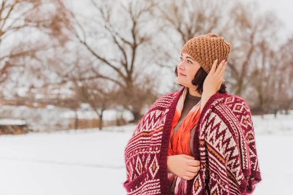 Natal Conceito Férias Inverno Linda Mulher Size Andando Amor Paz — Fotografia de Stock