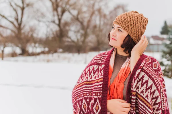 Navidad Concepto Vacaciones Invierno Hermosa Mujer Talla Grande Caminando Amor — Foto de Stock