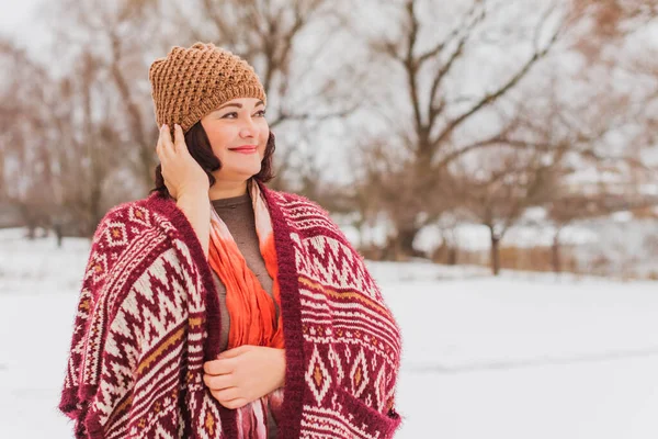 Natal Conceito Férias Inverno Linda Mulher Size Andando Amor Paz — Fotografia de Stock