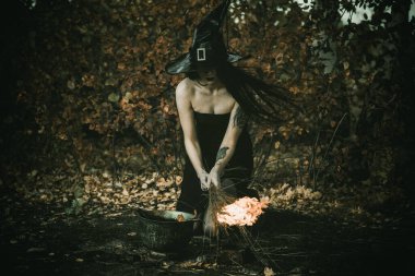 Bayana Cadılar Bayramı kıyafeti. Siyah modern elbiseli güzel bir genç kadın. Cadılar Bayramı sanat tasarımı. Cadılar Bayramı Konsepti için karanlık tema