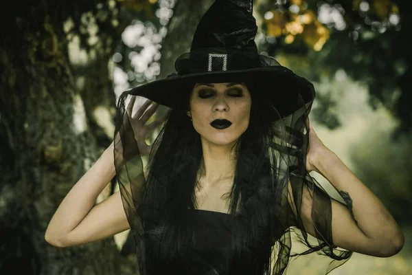 Traje Halloween Para Dama Hermosa Mujer Joven Vestido Moderno Negro —  Fotos de Stock