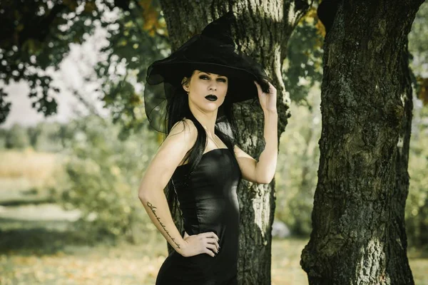 Halloween Oblečení Pro Dámu Krásná Mladá Žena Černých Moderních Šatech — Stock fotografie