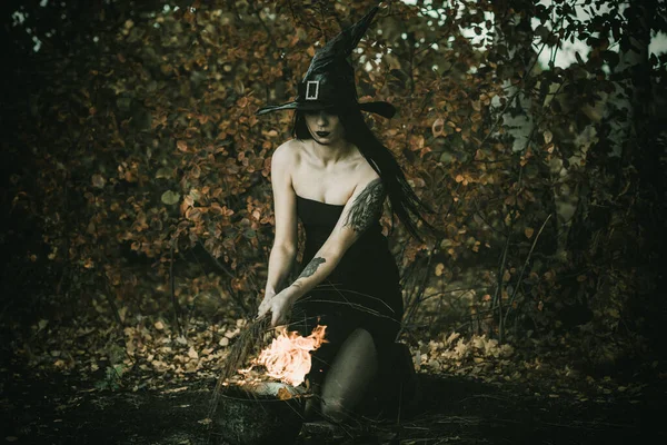 Halloween Oblečení Pro Dámu Krásná Mladá Žena Černých Moderních Šatech — Stock fotografie