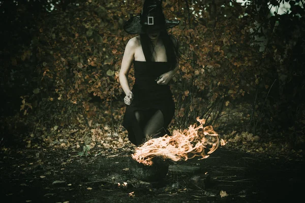 Bayana Cadılar Bayramı Kıyafeti Siyah Modern Elbiseli Güzel Bir Genç — Stok fotoğraf
