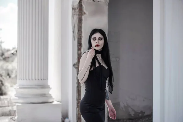 Bayana Cadılar Bayramı Kıyafeti Siyah Modern Elbiseli Güzel Bir Genç — Stok fotoğraf