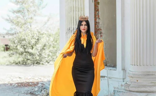 女性のためのハロウィン衣装 黒の現代的なドレスの美しい若い女性 ハロウィンアートデザイン ハロウィーンのコンセプトのための暗いテーマ — ストック写真