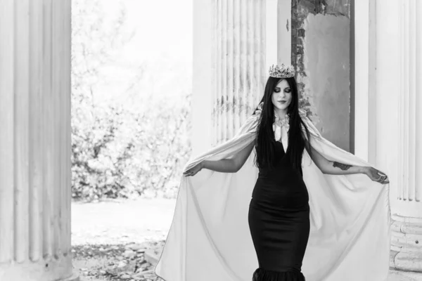 女性のためのハロウィン衣装 黒の現代的なドレスの美しい若い女性 ハロウィンアートデザイン ハロウィーンのコンセプトのための暗いテーマ — ストック写真