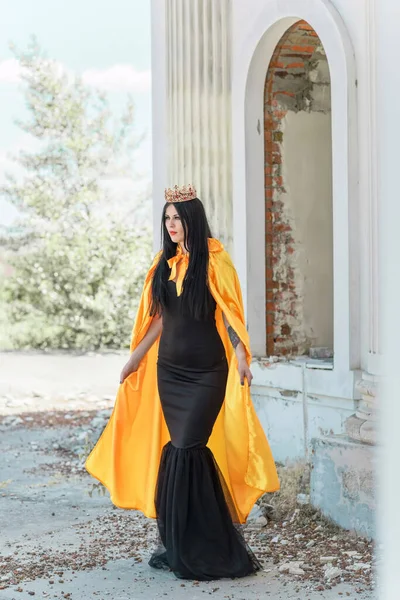 Halloween Outfit Für Dame Schöne Junge Frau Schwarzen Modernen Kleid — Stockfoto
