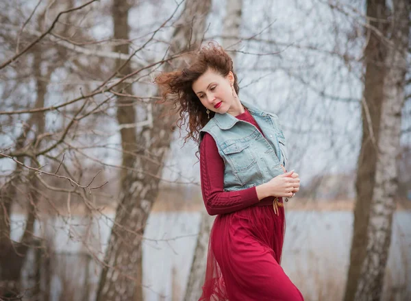 Modieuze Vrouw Jeans Vest Marsala Jurk Stijlvolle Vrouw Outfit — Stockfoto