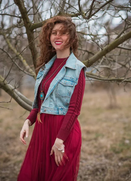 Mujer Moda Chaleco Vaquero Vestido Marsala Elegante Traje Mujer — Foto de Stock