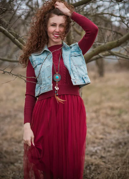 Kot Yelek Marsala Elbisesi Içinde Şık Bir Kadın — Stok fotoğraf