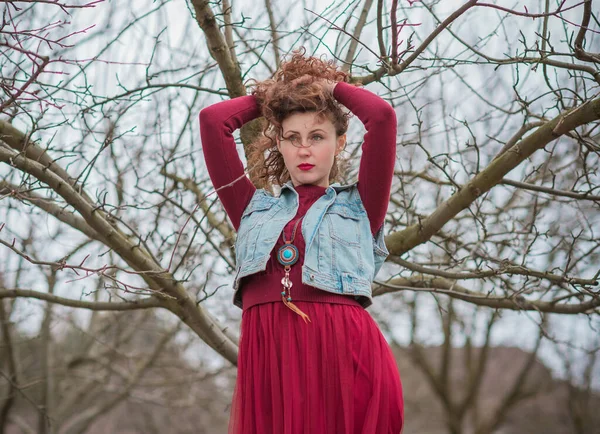 Mujer Moda Chaleco Vaquero Vestido Marsala Elegante Traje Mujer —  Fotos de Stock