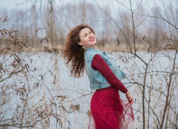 Modische Frau Jeansweste Und Marsala Kleid Stilvolles Frauenkleid — Stockfoto