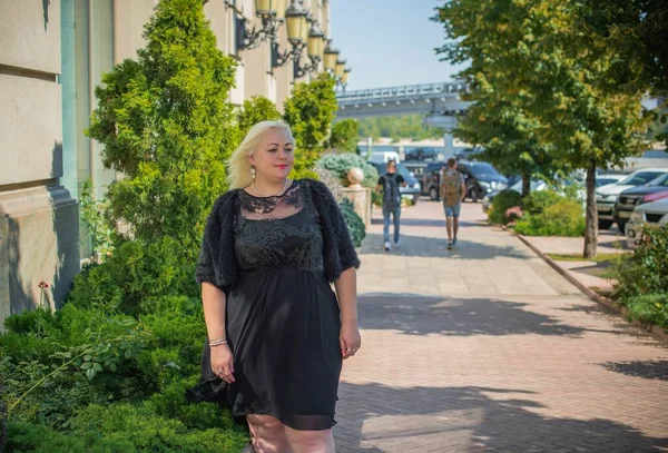 Size Woman American European Appearance Walks City Enjoying Life Young — Stock Photo, Image