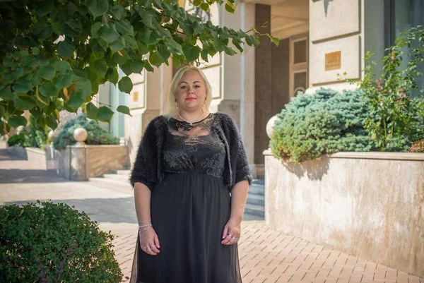 Grande Taille Femme Apparence Américaine Européenne Promène Dans Ville Profitant — Photo