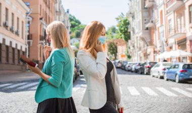 Vatandaşlık hayatında sosyal mesafe, sokaktaki iş adamları, modern hayat, işçiler.