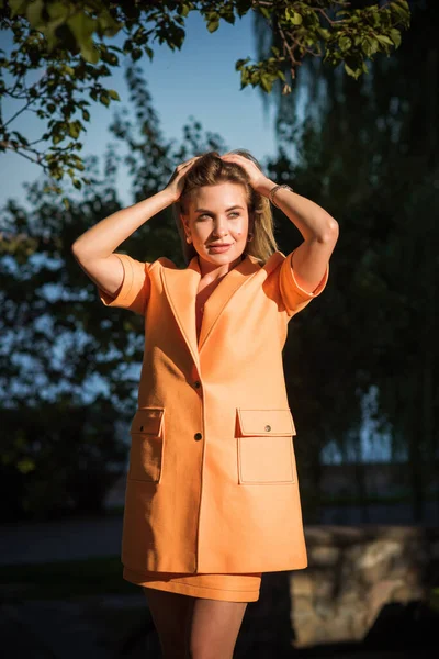 Mujer Con Abrigo Naranja Calle Ropa Mujer Estilo Elegante Para —  Fotos de Stock