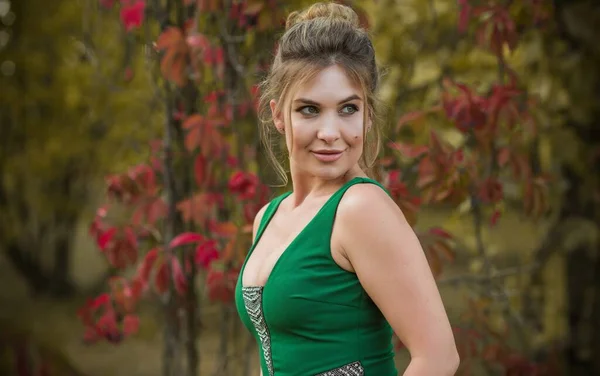 Elegant Woman Green Dress Woman Outfit Fancy Style Ladies Autumn — Stock Photo, Image