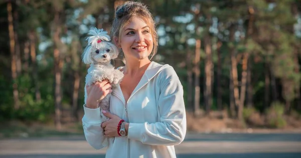 Wanita Dengan Anjing Piaraan Mewah Yang Sedikit Modis Berjalan Gaya — Stok Foto