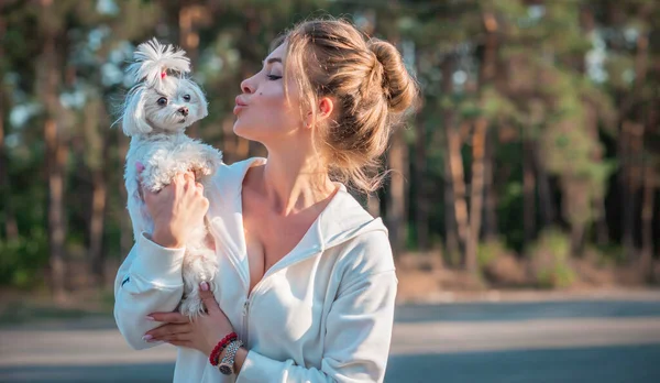 Femme Avec Petit Chien Lapdog Luxe Mode Pied Style Vie — Photo