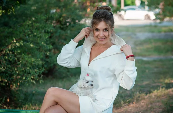 Mulher Com Pouco Cão Estimação Luxo Elegante Passeio Estilo Vida — Fotografia de Stock