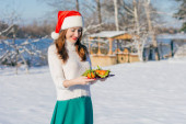 Zimní magická scéna, vánoční čas, inspirace. Zimní dovolená, krásná moderní dívka, krása životního stylu