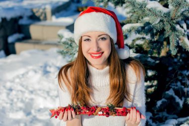 Kış büyülü sahnesi, Noel zamanı, ilham. Kış tatilleri, güzel modern kız, güzel yaşam tarzı.