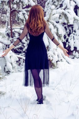 Kış büyülü sahnesi, Noel zamanı, ilham. Kış tatilleri, güzel modern kız, güzel yaşam tarzı.