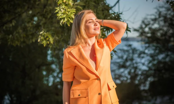 Fashionable Woman Orange Trench Woman Coat Street Woman Outfit Fancy — Stock Photo, Image