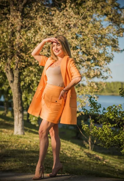 オレンジトレンチのファッショナブルな女性 ストリートでコートを着た女性 女性の服 女性のためのファンシースタイル 秋の色とファッションの詳細 — ストック写真
