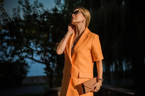 Femme Mode Dans Une Tranchée Orange Femme Manteau Dans Rue — Photo