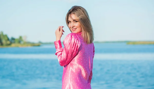 Модная Счастливая Женщина Розовом Шелковом Платье Польки Современная Блондинка Воспитании — стоковое фото