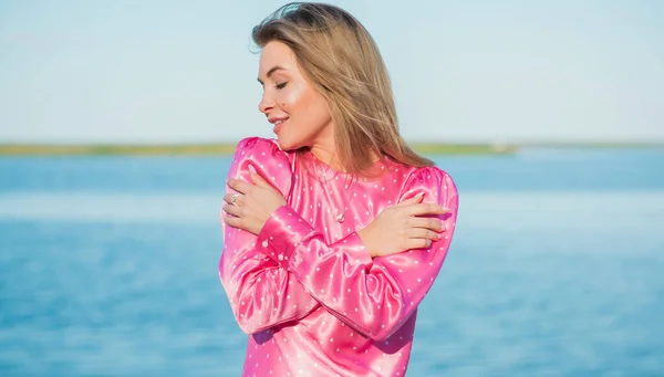 Mujer Feliz Moda Vestido Lunares Seda Rosa Mujer Pelo Rubio — Foto de Stock